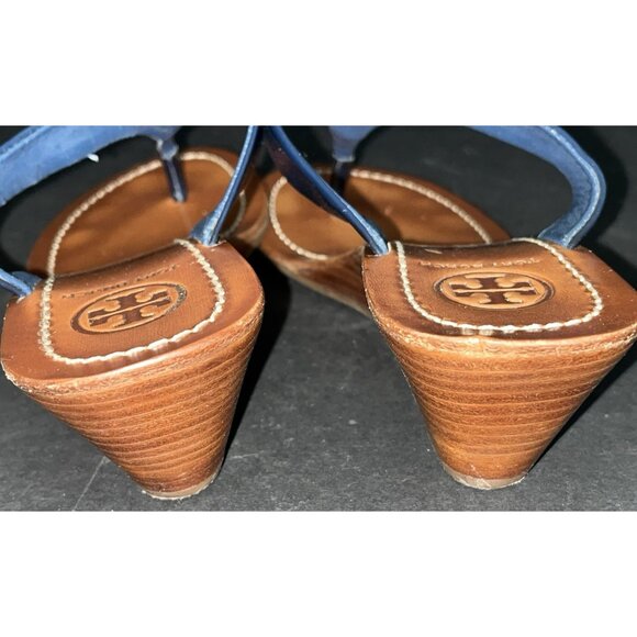 Tory Burch Cameron Sandal Sz 7 Wedge Thong Blue Patent Leather Gold Logo VGC - Picture 5 of 11